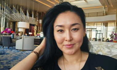 Soția balerină a lui Steven Seagal poartă mai mereu haine care o acoperă din cap până-n picioare. Cum arată în costumul de dans