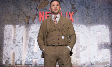 Tom Hardy, la bustul gol pe plaja din Barbados, alături de soție. Nu mai are pătrățele pe abdomen, ci o colecție de 30 de tatuaje