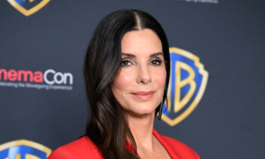 Sandra Bullock surprinde la revenirea în public. Look-ul îndrăzneț cu care a făcut senzație și îmbrățișările calde cu Nicole Kidman