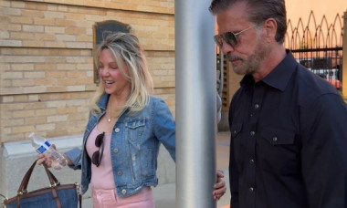Au pozat împreună în costum de baie acum 43 de ani, azi sunt iubiți. Heather Locklear și Lorenzo Lamas, imaginea care i-a unit