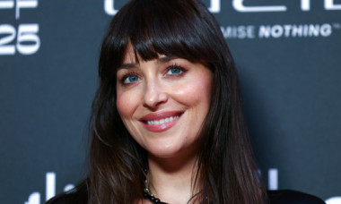 Vacanță la Roma. Trecătorii, încântați să o vadă pe Dakota Johnson pe străzile orașului. Actrița, rafinată într-o rochie delicată