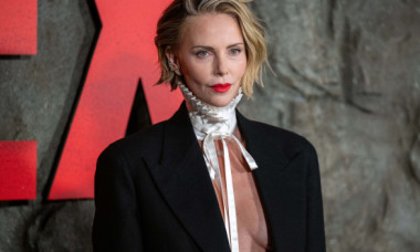 Charlize Theron, îndrăzneață chiar și la 50 de ani. Actrița a apărut pe covorul roșu purtând doar un sacou