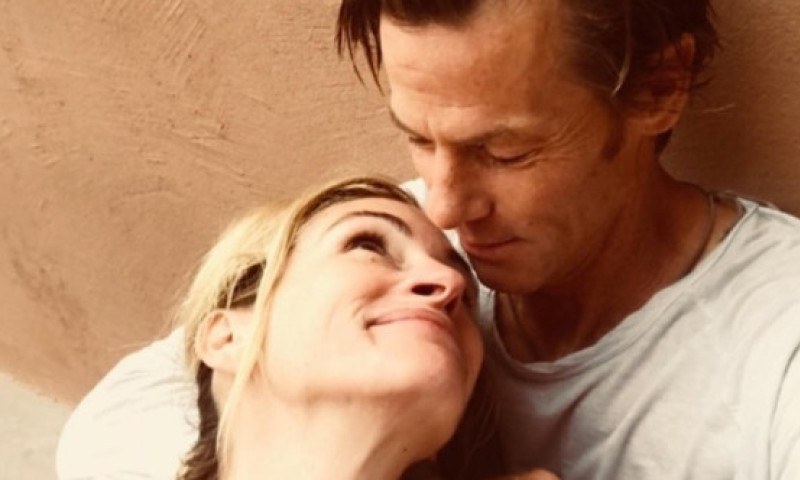 23 de ani de căsnicie, la fel de îndrăgostiți și azi. Julia Roberts și Danny Moder, întâlnire romantică pe Broadway