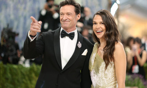 Hugh Jackman, criticat dur pentru apariția la Met Gala alături de noua parteneră, Sutton Foster: „Mi-am pierdut respectul pentru el”