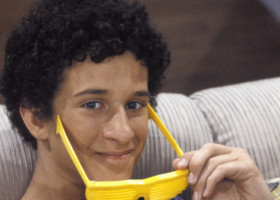 Ultimele zile ale lui Dustin Diamond, Screech din “Salvați de clopoțel”. Singura colegă care i-a fost alături înainte de moarte