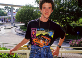 Dustin Diamond, plătit cu o sumă mizeră pentru reluările "Salvați de clopoțel". Cecul primit de Screech, dezvăluit de un prieten
