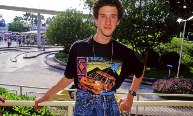 Dustin Diamond, plătit cu o sumă mizeră pentru reluările "Salvați de clopoțel". Cecul primit de Screech, dezvăluit de un prieten
