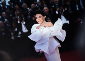 Adorată la Cannes. La 92 de ani, Joan Collins a strălucit pe covorul roșu la fel de puternic ca diamantele pe care le-a purtat