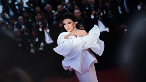 Adorată la Cannes. La 92 de ani, Joan Collins a strălucit pe covorul roșu la fel de puternic ca diamantele pe care le-a purtat