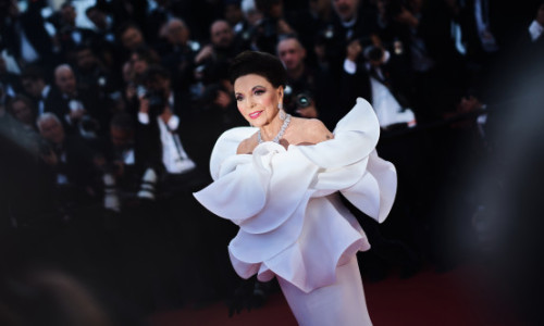 Adorată la Cannes. La 92 de ani, Joan Collins a strălucit pe covorul roșu la fel de puternic ca diamantele pe care le-a purtat