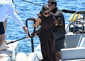 Salma Hayek și soțul miliardar, relaxare pe Mediterană, după ce au găzduit o gală de lux la Cannes. Actriță, fără urmă de machiaj