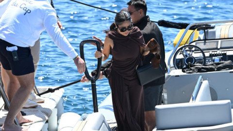 Salma Hayek și soțul miliardar, relaxare pe Mediterană, după ce au găzduit o gală de lux la Cannes. Actriță, fără urmă de machiaj