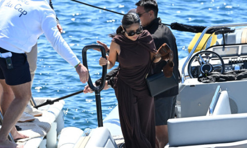 Salma Hayek și soțul miliardar, relaxare pe Mediterană, după ce au găzduit o gală de lux la Cannes. Actriță, fără urmă de machiaj
