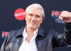Dolph Lundgren, apariție rară pe covorul roșu cu soția tinerică și fiica lui. Actorul arată incredibil după lupta cu cancerul