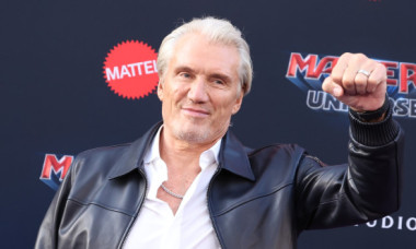 Dolph Lundgren, apariție rară pe covorul roșu cu soția tinerică și fiica lui. Actorul arată incredibil după lupta cu cancerul