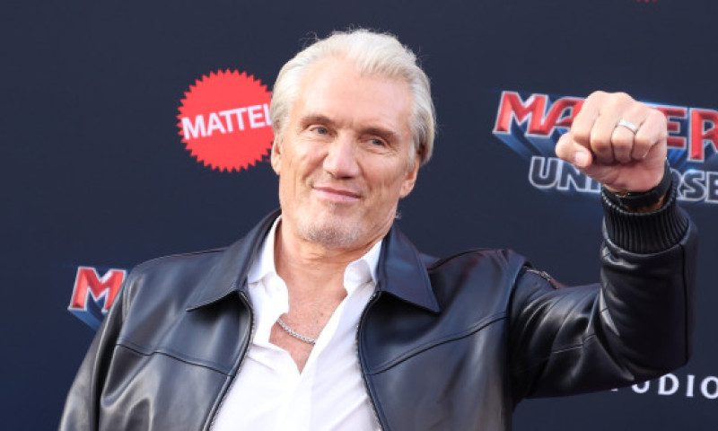 Dolph Lundgren, apariție rară pe covorul roșu cu soția tinerică și fiica lui. Actorul arată incredibil după lupta cu cancerul