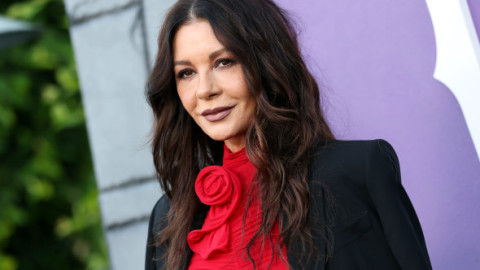 „Atât de elegantă și de frumoasă”. Catherine Zeta-Jones a atras toate privirile într-o rochie roșie mulată, la un eveniment în LA