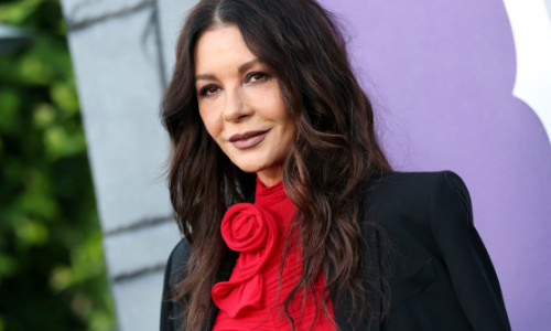 „Atât de elegantă și de frumoasă”. Catherine Zeta-Jones a atras toate privirile într-o rochie roșie mulată, la un eveniment în LA
