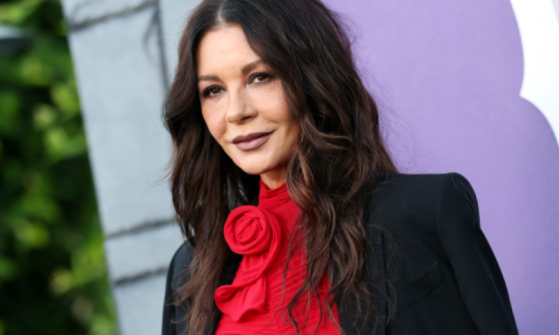 „Atât de elegantă și de frumoasă”. Catherine Zeta-Jones a atras toate privirile într-o rochie roșie mulată, la un eveniment în LA