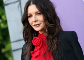 „Atât de elegantă și de frumoasă”. Catherine Zeta-Jones a atras toate privirile într-o rochie roșie mulată, la un eveniment în LA