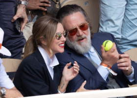 Russell Crowe și iubita sa, îndrăgostiți la Roland-Garros. Imagini inedite cu actorul din „Galdiatorul”, surprinse în tribune