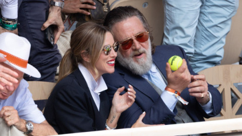 Russell Crowe și iubita sa, îndrăgostiți la Roland-Garros. Imagini inedite cu actorul din „Galdiatorul”, surprinse în tribune