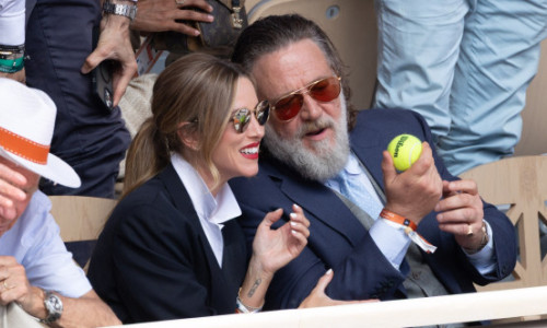 Russell Crowe și iubita sa, îndrăgostiți la Roland-Garros. Imagini inedite cu actorul din „Galdiatorul”, surprinse în tribune