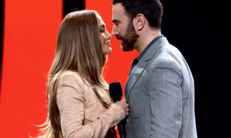 „Mai bun decât un Emmy”. Ce notă i-a dat Brett Goldstein lui Jennifer Lopez pentru sărutul din noul film