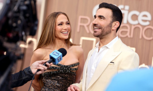 Jennifer Lopez, apariție spectaculoasă la brațul lui Brett Goldstein. Schimbul de replici care a aprins imaginația fanilor
