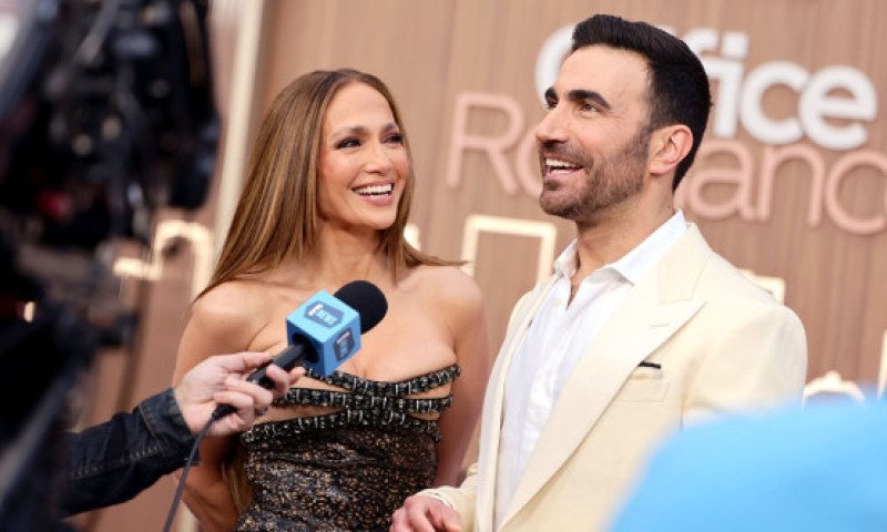 Jennifer Lopez, apariție spectaculoasă la brațul lui Brett Goldstein. Schimbul de replici care a aprins imaginația fanilor