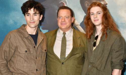 Sunt cei mai mari fani ai lui, iar el îi adoră. Brendan Fraser, emoționat lângă băieții săi la premiera „Pressure”