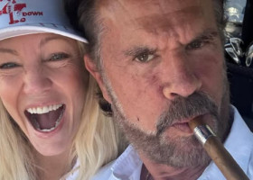 El are șase căsnicii la activ, ea, două, iar acum sunt super îndrăgostiți. Heather Locklear și Lorenzo Lamas trăiesc fiorii dragostei