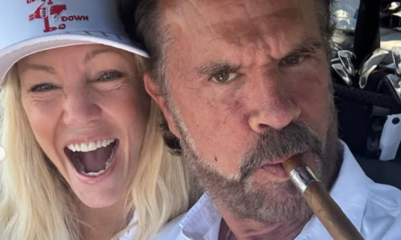 El are șase căsnicii la activ, ea, două, iar acum sunt super îndrăgostiți. Heather Locklear și Lorenzo Lamas trăiesc fiorii dragostei