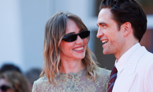 Robert Pattinson și Suki Waterhouse, moment romantic la Veneția. S-au sărutat în aplauzele publicului după proiecția „Primetime”