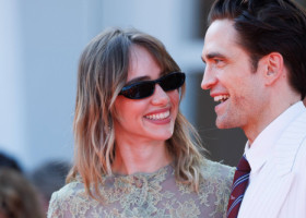 Robert Pattinson și Suki Waterhouse, moment romantic la Veneția. S-au sărutat în aplauzele publicului după proiecția „Primetime”