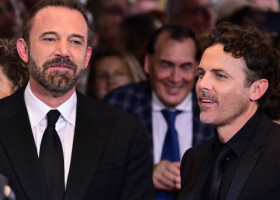 Apariție rară a fraților Affleck! Ben și Casey s-au reunit la Veneția, la aproape 10 ani de la ultima apariție împreună pe covorul roșu