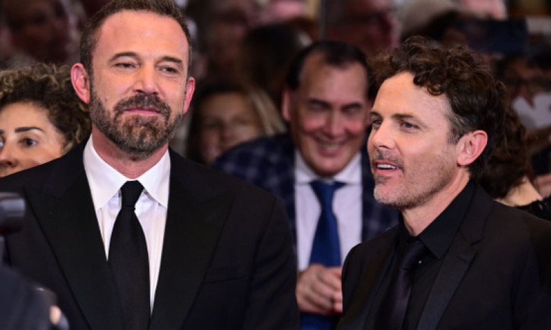 Apariție rară a fraților Affleck! Ben și Casey s-au reunit la Veneția, la aproape 10 ani de la ultima apariție împreună pe covorul roșu