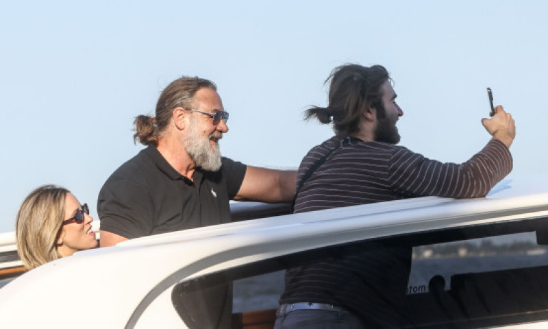 Russell Crowe, la plimbare pe canalele Veneției. Actorul, însoțit de iubita sa și de fiu. Cu ce proiect revine în atenția publicului