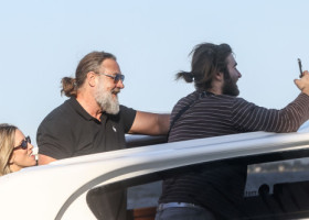 Russell Crowe, la plimbare pe canalele Veneției. Actorul, însoțit de iubita sa și de fiu. Cu ce proiect revine în atenția publicului