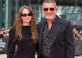 A moștenit șarmul părinților ei. Stella, fiica lui Antonio Banderas, apariție răvășitoare alături de tatăl său la Toronto