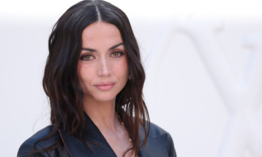 Ana de Armas, ținută îndrăzneață la Paris. Pantalonii foarte scurți, sacoul și cizmele cu toc i-au venit perfect. Iubitul a însoțit-o