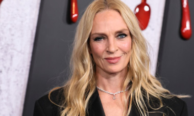 Uma Thurman, în rochie-sacou și pantofi cu toc pe covorul roșu. A făcut furori la premiera noului sezon „Dexter: Resurrection”