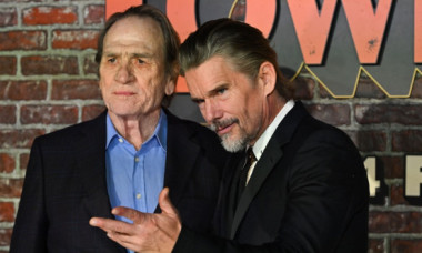 Tommy Lee Jones, prima apariție pe covorul roșu la mai bine de nouă luni de la moartea fiicei sale. Ethan Hawke i-a fost alături