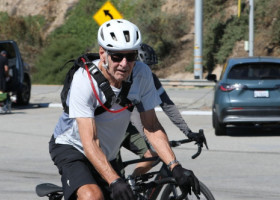 La 84 de ani, Harrison Ford dovedește că vârsta e doar un număr. Actorul, pe bicicletă, de-a lungul coastei Los Angelesului