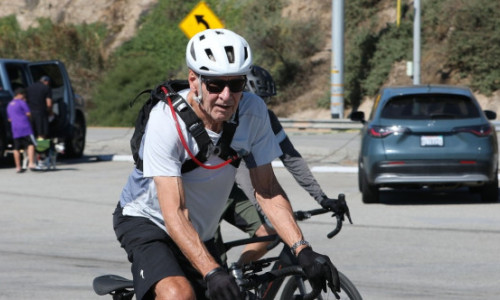 La 84 de ani, Harrison Ford dovedește că vârsta e doar un număr. Actorul, pe bicicletă, de-a lungul coastei Los Angelesului
