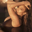 Jennifer Lopez pose pour la premičre campagne/teaser de sa marque de cosmétiques JLo Beauty