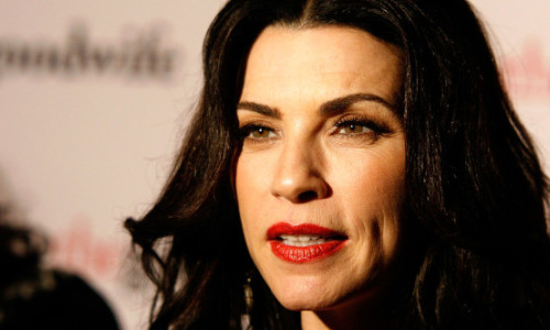 Julianna Margulies, despre întâlnirea „înspăimântătoare” cu Steven Seagal: Eram în camera de hotel a unui star de filme de acțiune, care avea o armă