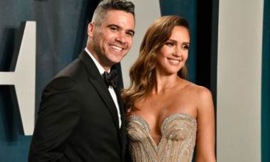 Cash Warren, surprins la întâlnire cu o tânără mai tânără decât el cu 21 de ani. Hanna seamănă izbitor cu Jessica Alba, fosta sa soție