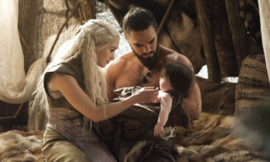 „Te iubesc, Khaleesi”. Jason Momoa și Emilia Clarke, la 15 ani de la debutul în „Game Of Thrones”. Zâmbetul lor, „contagios”