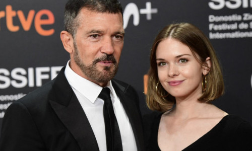 Antonio Banderas, mândru de Stella, fiica lui și a lui Melanie Griffith. Tânăra de 24 de ani i-a fost parteneră la Festivalul de la San Sebastian